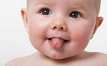 婴儿舌苔厚白是怎么回事 宝宝舌苔厚白怎么调理