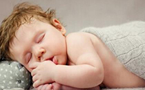宝宝睡觉盖多少被子合适 新生儿秋天盖什么被子