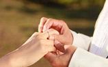 订婚戒指戴哪个手指女孩子 订婚戒指戴左手还是右手